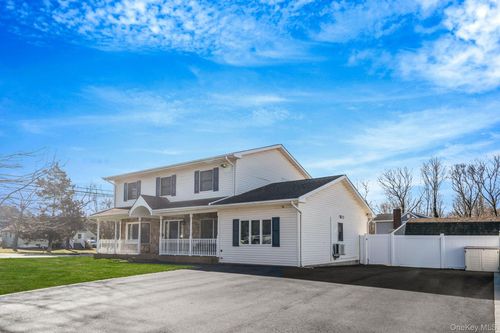 528 Mollie Blvd, Holbrook, NY, 11741-2924 | Card Image