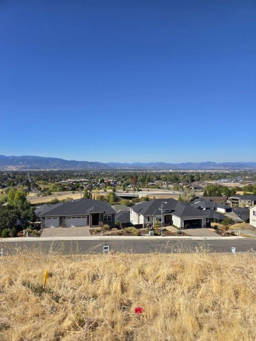 576 La Strada Circle, Medford, OR, 97504 | Card Image