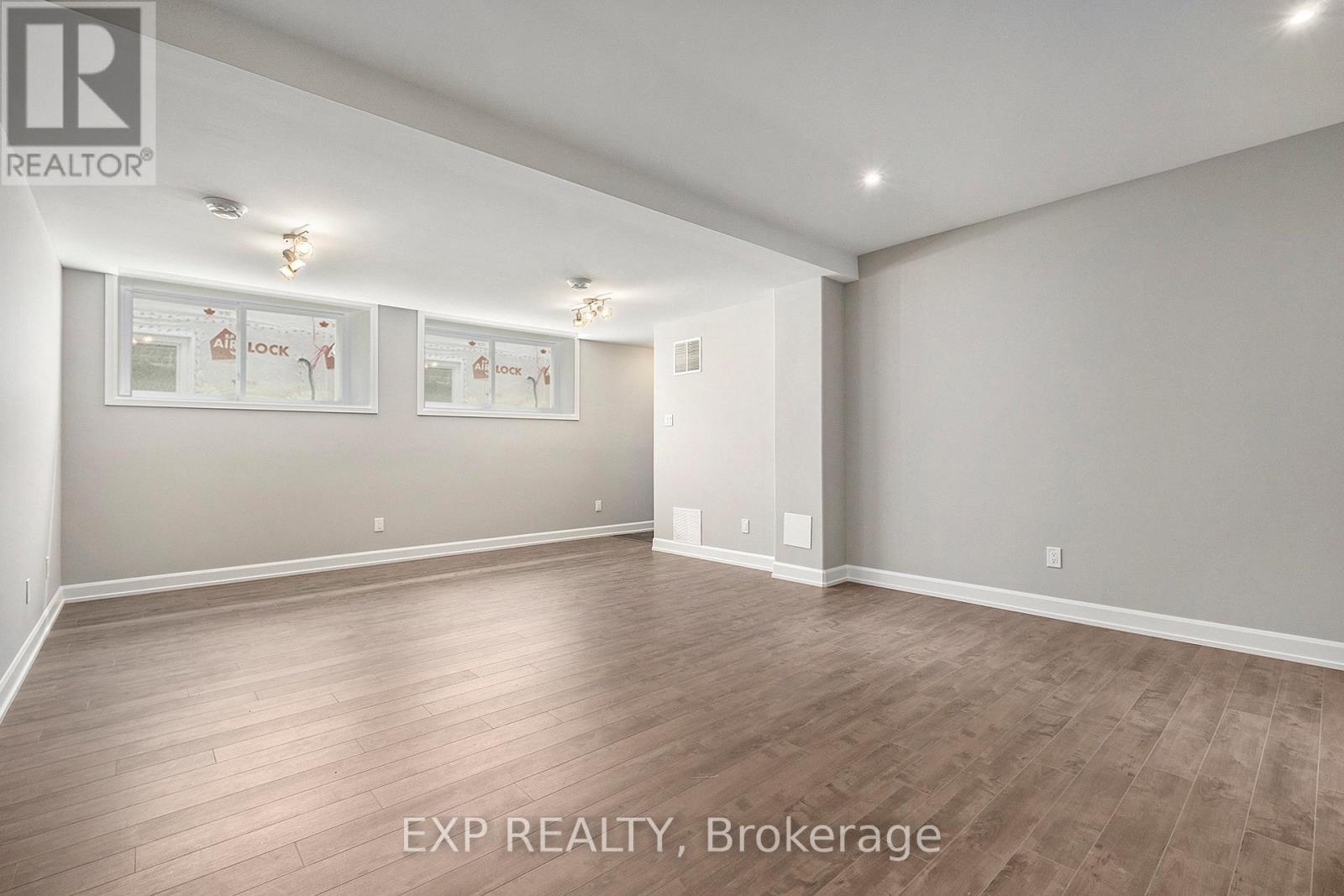 Residential Lease in Russell 3