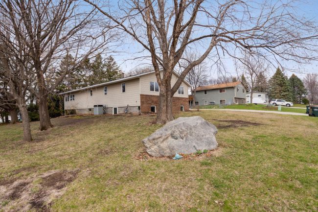 Spacious front yard | Image 25