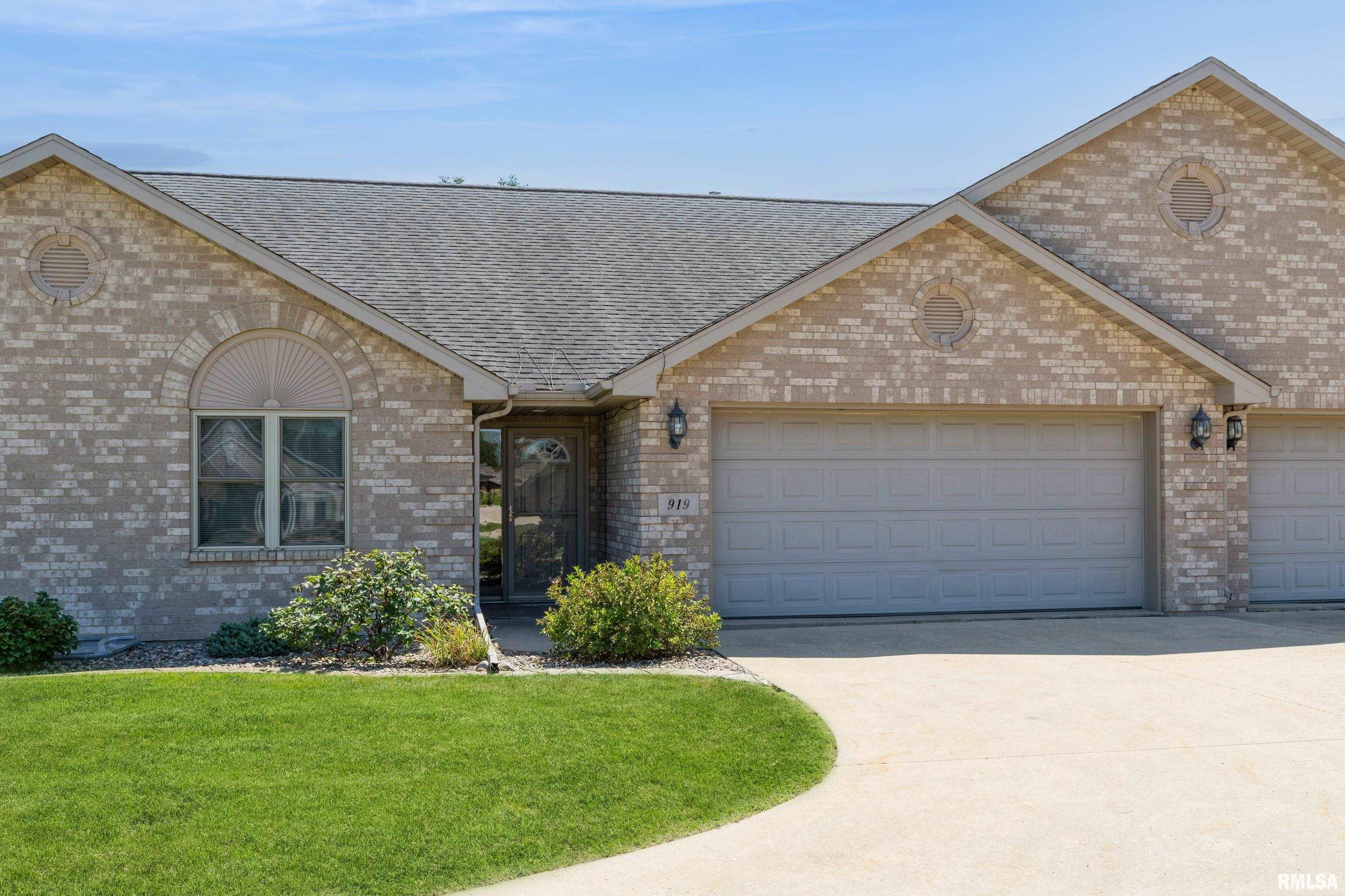 10th St, DE Witt, IA 52742