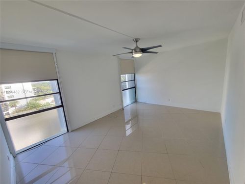 apt-811-3301 N Country Club Dr, Miami, FL, 33180-1740 | Card Image