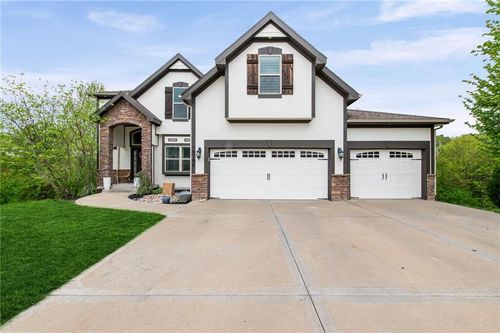 15190 N Cherry Ct, Parkville, MO, 64152-1640 | Card Image