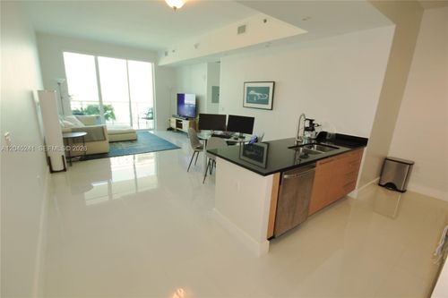 5000-950 Brickell Bay Dr, Miami, FL, 33131-3931 | Card Image