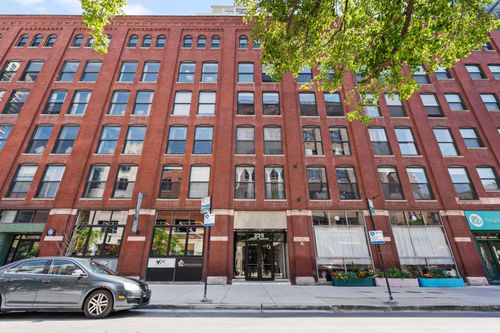 209-225 Huron St, Chicago, IL, 60654-3931 | Card Image