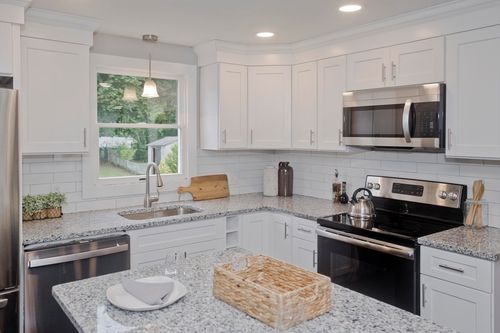 3 Graham Dr, Chicopee, MA, 01013-3605 | Card Image