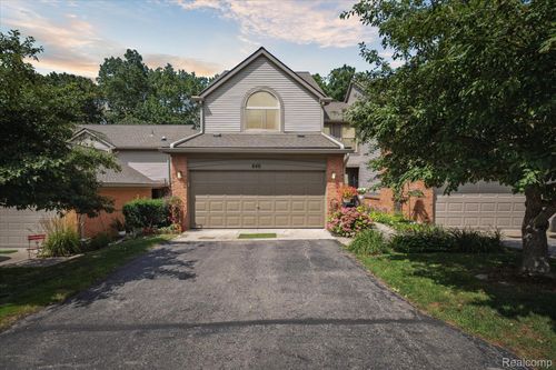 840 Woodridge Hills Dr, Brighton, MI, 48116-2402 | Card Image