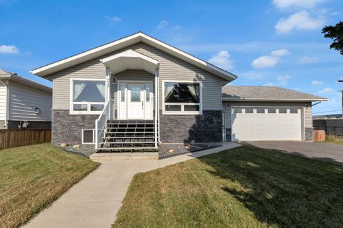212 3rd St N, Vulcan, AB, T0L2B0 | Card Image