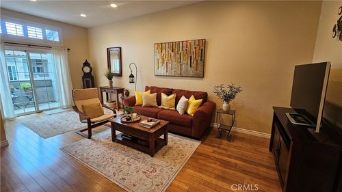 6 Brownfield Ln, Pomona, CA, 91766-6735 | Card Image