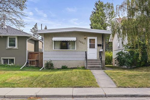 2528 17a Street Nw, Calgary, AB, T2M3S6 | Card Image