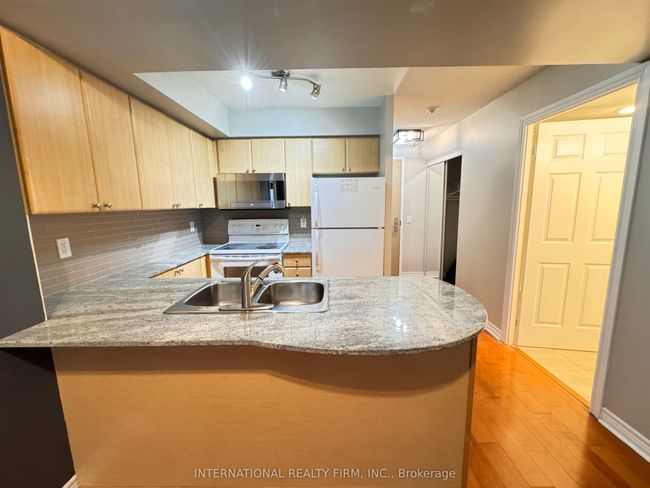 2308 - 763 Bay St, Condo with 1 bedrooms, 1 bathrooms and 1 parking in Toronto ON | Image 12