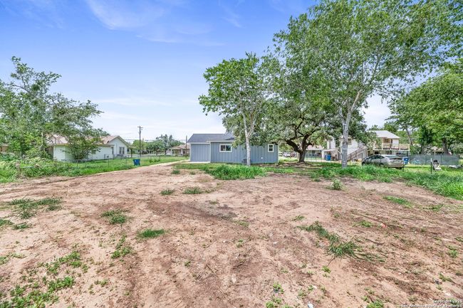 304 E Westmeyer St, House other with 3 bedrooms, 2 bathrooms and null parking in Poth TX | Image 27
