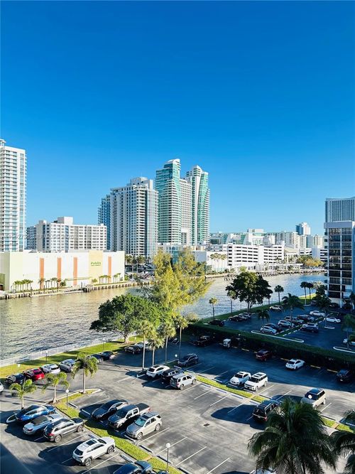 apt-912-800 Parkview Dr, Hallandale Beach, FL, 33009-8904 | Card Image