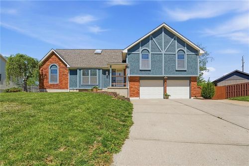 211 Ne Hearnes Ave, Blue Springs, MO, 64014-2617 | Card Image