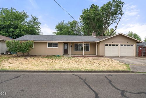 110 Victoria Way, Central Point, OR, 97502-1857 | Card Image