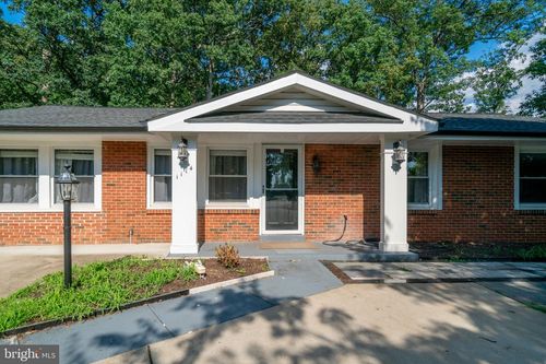 1114 S Dickenson Ave, STERLING, VA, 20164-3409 | Card Image