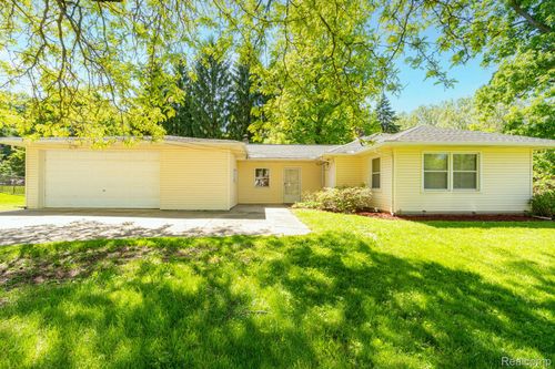 426 Driftwood Ave, Rochester Hills, MI, 48307-2328 | Card Image
