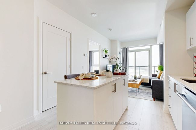 1001 - 9000 Jane St, Condo with 2 bedrooms, 2 bathrooms and null parking in Concord ON | Image 7