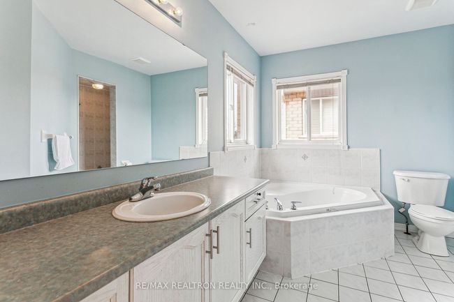 42 Queen Mary Dr, House other with 3 bedrooms, 3 bathrooms and 2 parking in Brampton ON | Image 35