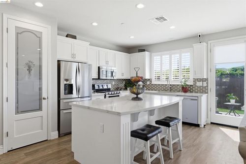 72 Greystone Pl, Pittsburg, CA, 94565-7320 | Card Image
