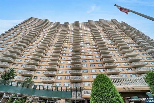 555 North Ave, Fort Lee, NJ, 07024-2404 | Card Image