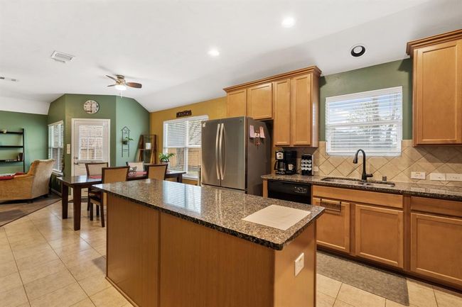 Adorned with a tasteful breakfast bar, the island seamlessly blendspracticality with style, making it theperfect place for quick meals orsocializing while cooking. | Image 11