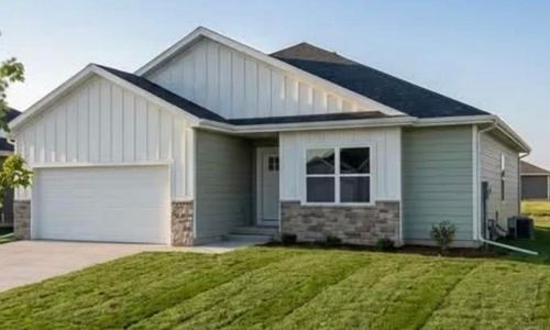 4007 Wild Horse Dr, Cedar Falls, IA, 50613-8353 | Card Image