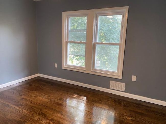Unfurnished room with dark wood-style flooring and ceiling fan | Image 31