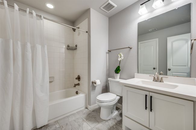 Ensuite Bath with a Hallway Entry on 2nd Floor | Image 22