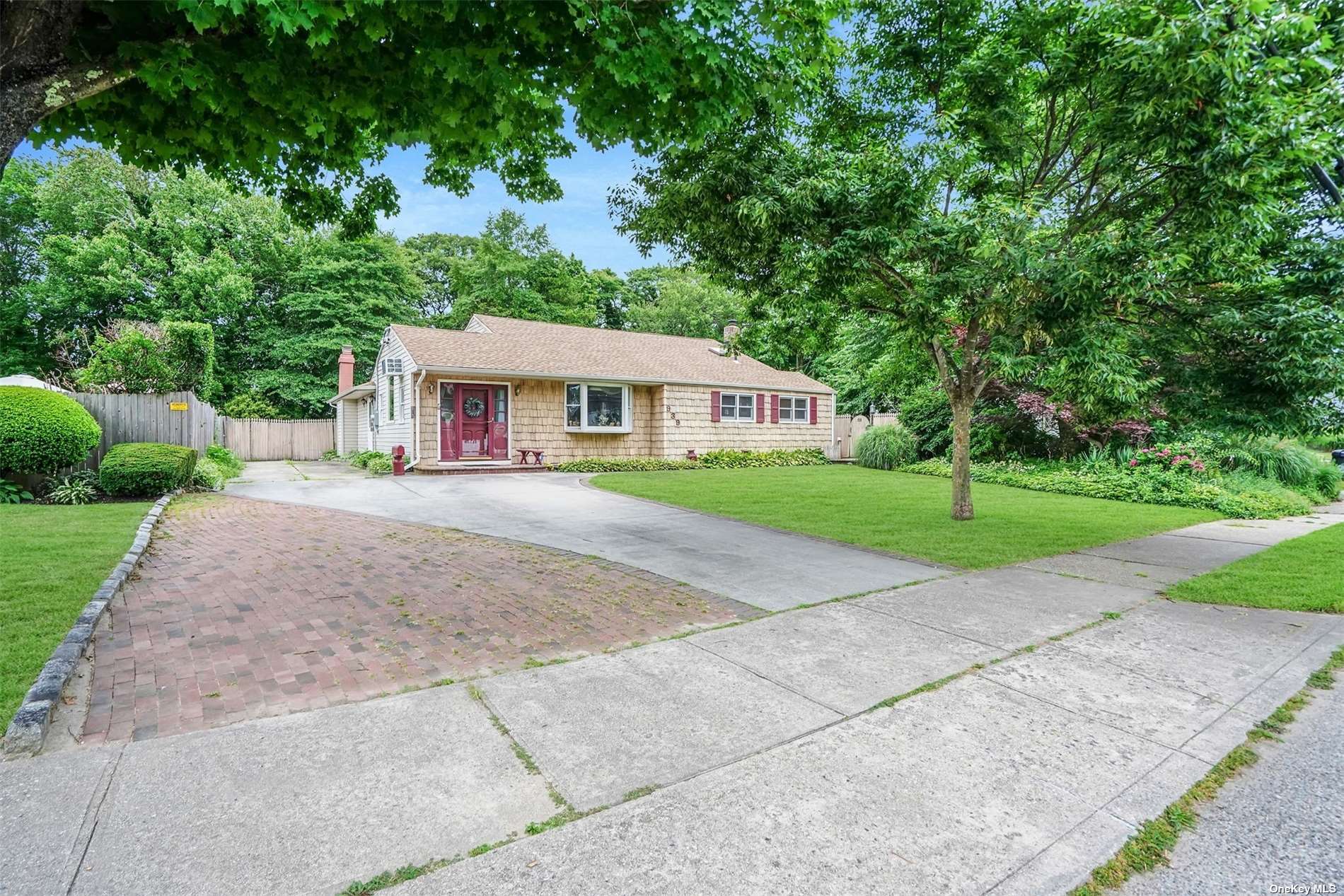 Gardiner Dr, Bay Shore, NY 11706