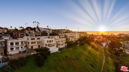 8124 Billowvista Dr, Playa del Rey, CA, 90293-7806 | Card Image