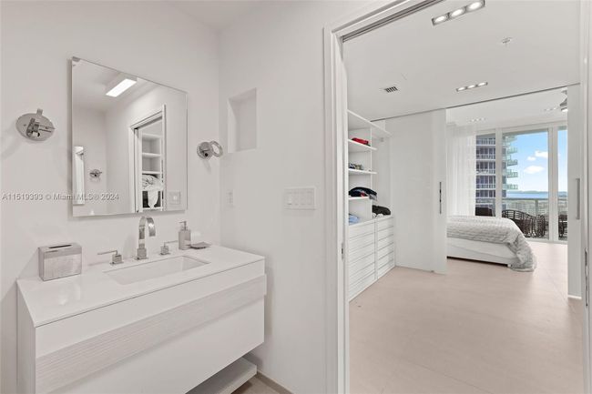 APT-2004 - 50 S Pointe Dr, Condo with 2 bedrooms, 3 bathrooms and null parking in Miami Beach FL | Image 18