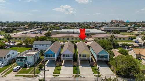 2305 67th St, Galveston, TX, 77551-1322 | Card Image