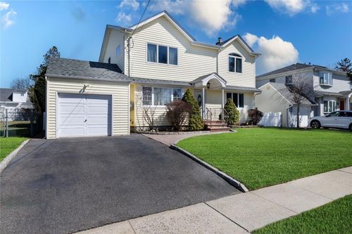 18 Bretton Rd, New Hyde Park, NY, 11040-3412 | Card Image