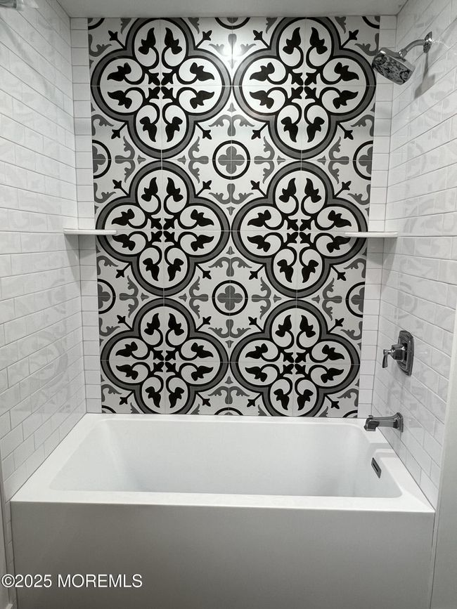 Main Hall Bath w/ decorative tile | Image 20