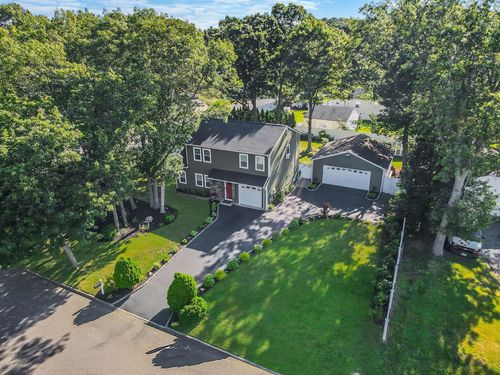 1 Burwood Ln, Coram, NY, 11727-2105 | Card Image