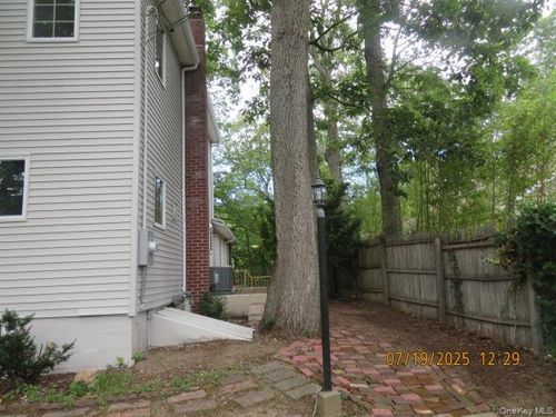 10 Woodland Ln, Huntington, NY, 11743-6715 | Card Image