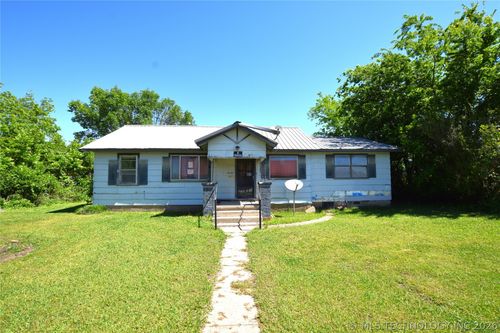 13 W Chestnut St, Stilwell, OK, 74960-2625 | Card Image