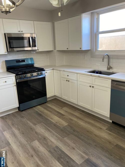 9 Enoch St, East Rutherford, NJ, 07073-1412 | Card Image