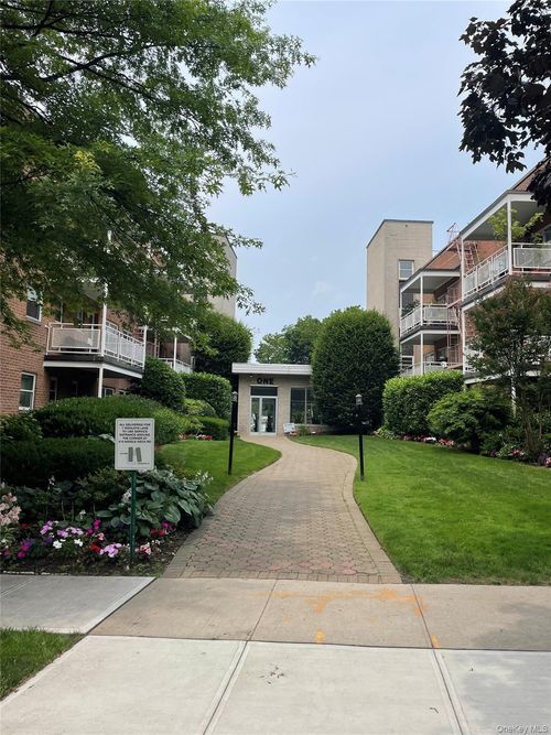 2b-1 Wooleys Ln E, Great Neck, NY, 11021-1515 | Card Image