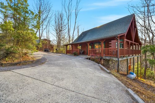 1713 Parkway View Ct, Sevierville, TN, 37876-8998 | Card Image