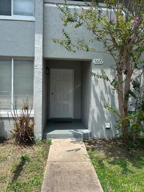 3-5627 Blue Shadows Ct, ORLANDO, FL, 32811-4728 | Card Image