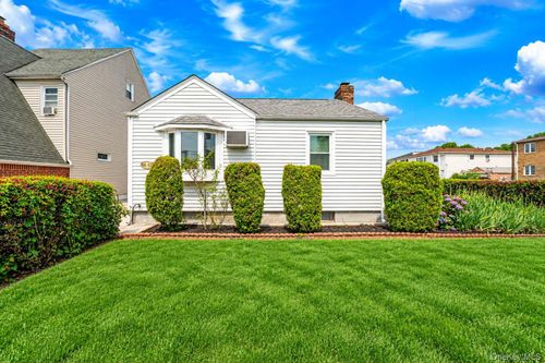 8602 241st Street, New York, NY, 11426 | Card Image