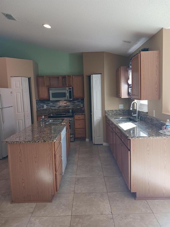 124 Sw Sea Lion Rd, House other with 3 bedrooms, 1 bathrooms and null parking in Port St. Lucie FL | Image 4