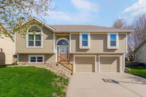 301 Porter Dr, Smithville, MO, 64089-9619 | Card Image