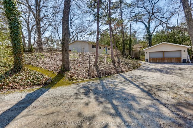 7933 Katharine Cres, House other with 2 bedrooms, 1 bathrooms and 5 parking in Port Franks ON | Image 16