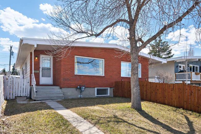 7121 37 Avenue Nw, Home with 5 bedrooms, 2 bathrooms and 2 parking in Calgary AB | Image 2