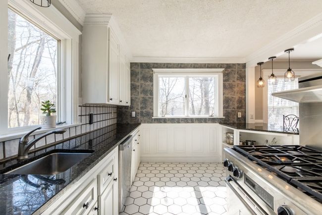 2 - 169 Walker Rd, Condo with 3 bedrooms, 1 bathrooms and 1 parking in Swampscott MA | Image 7