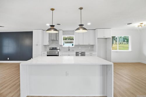 101 Twinleaf Ln, Castle Hills, TX, 78213-2516 | Card Image