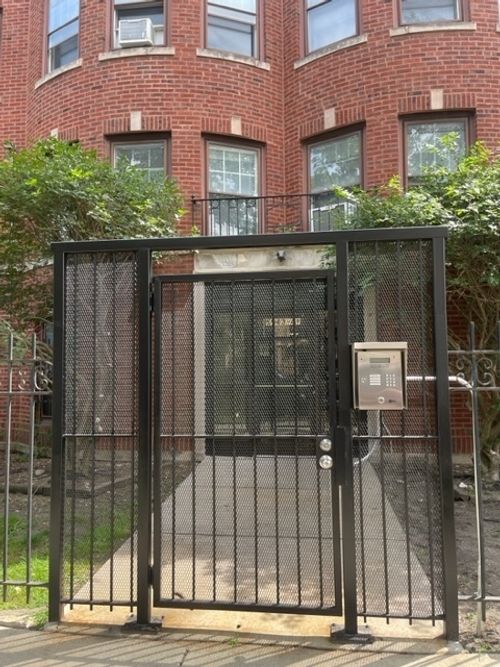 2e-5941 N Winthrop Ave, Chicago, IL, 60660-5236 | Card Image